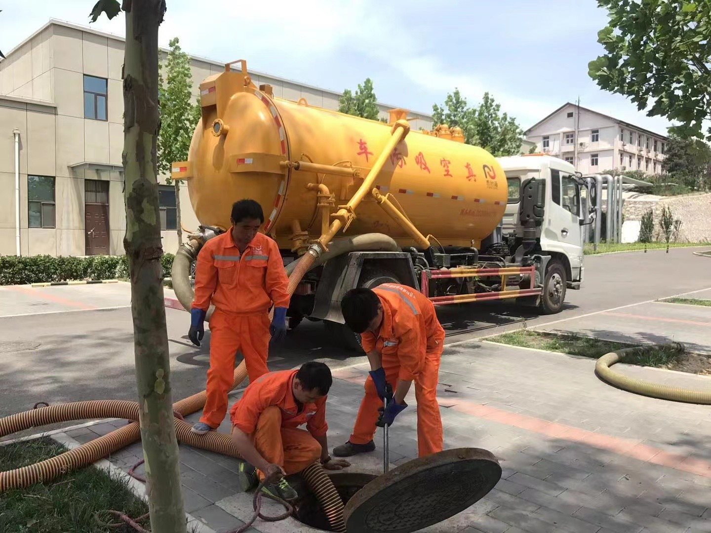 义乌管道疏通车停在窨井附近