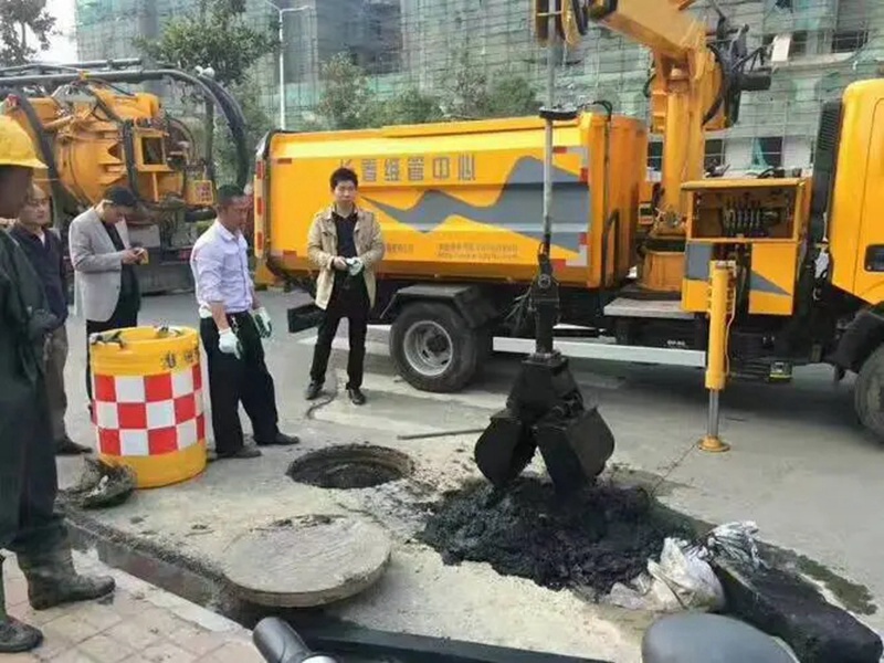 义乌街道：网格员化身“清道夫”，为民解忧疏通“堵心”化粪池