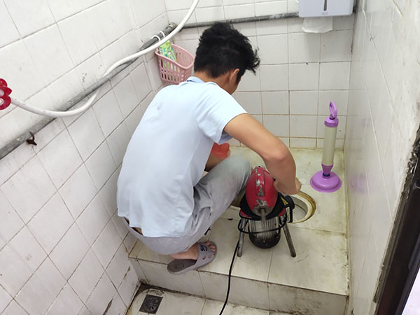 义乌管道堵塞冒臭气 专业师傅现场解决问题